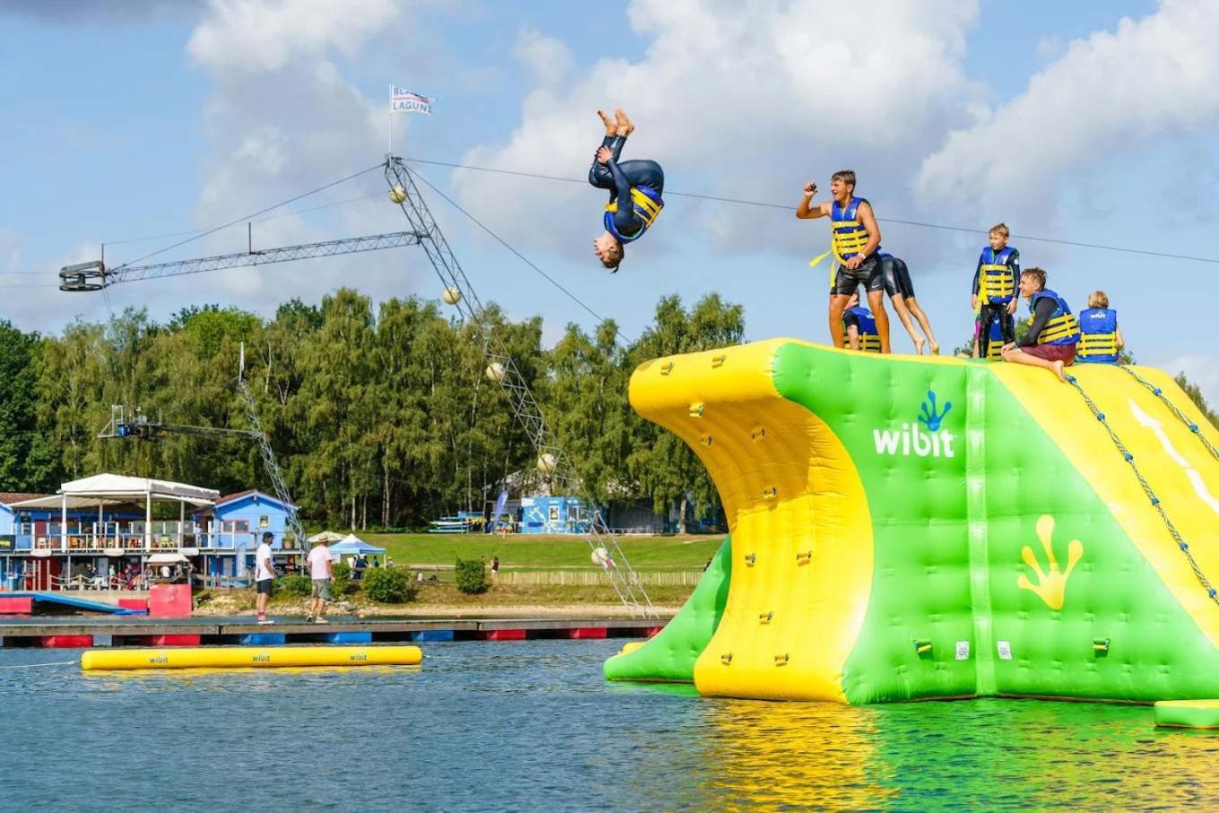 Ervaar 'Fryske Weelde' Op Vijf Sterren Vakantiepark De Kuilart Villa Koudum Esterno foto